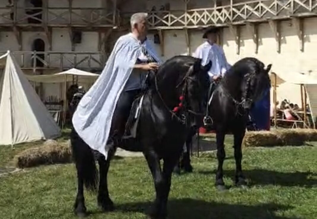 VIDEO. Revenirea Cavalerilor Teutoni la Feldioara! Primarul Sorin Taus inaugurează festivalul călare, în straie medievale