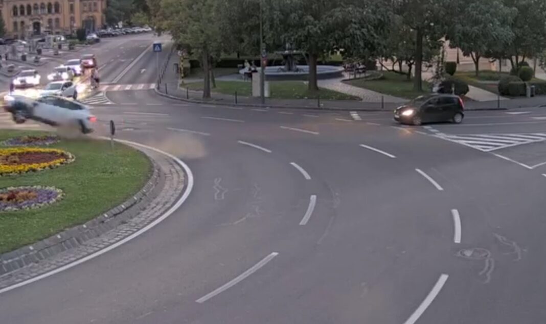 VIDEO Scenele dezastrului: Mașina care a cauzat tragedia de pe strada Mureșenilor a „survolat” sensul giratoriu