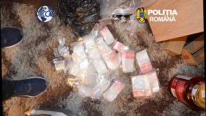 VIDEO Traficanți de droguri capturați la Brașov! Polițiștii au ridicat 2,6 kilograme de canabis și o armă