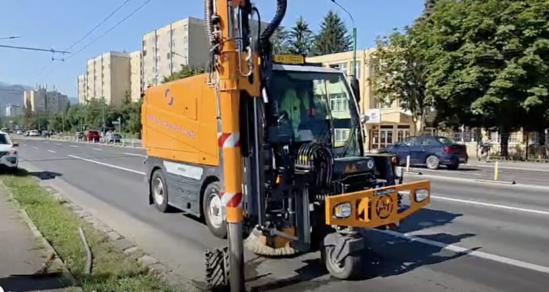 VIDEO Utilajul special pentru curățarea canalizărilor pluviale a ajuns pe strada 13 Decembrie din Brașov/ Cum se desfășoară o operațiune de decolmatare