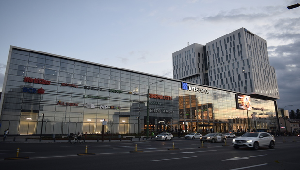 Altercație într-un mall central din Brașov! Trei agenți de securitate atacați. Doi indivizi reținuți