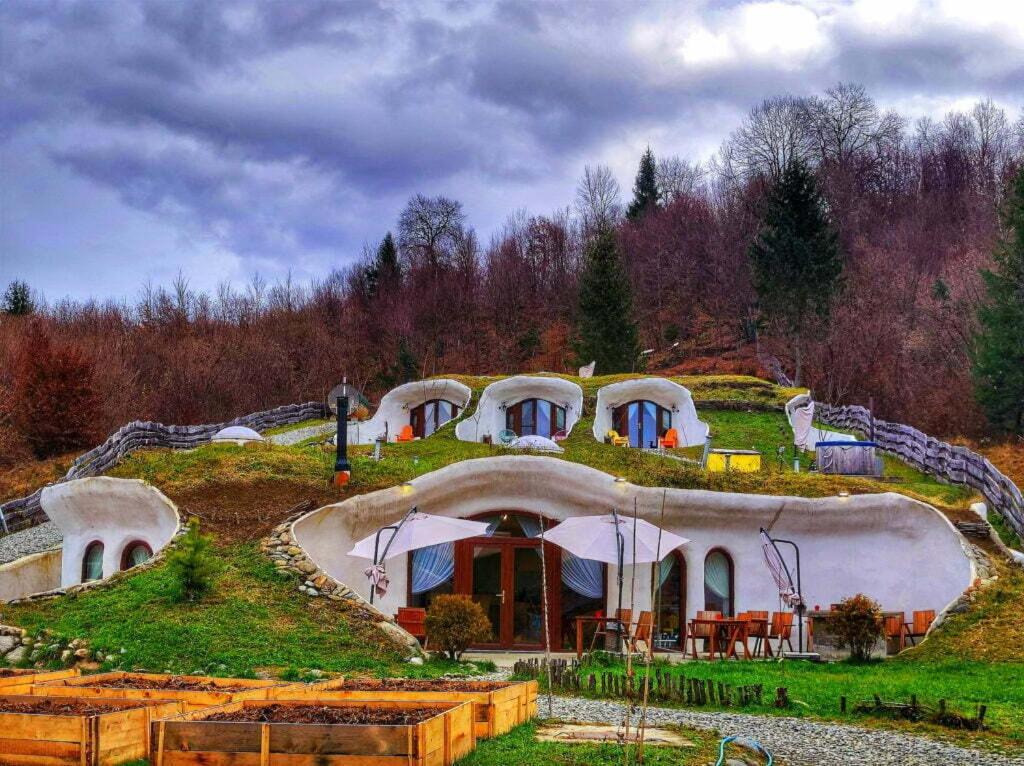 Căsuțele Hobbit din Făgăraș, de vânzare pentru 600.000 euro