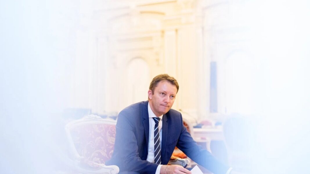 Criza Politică din România: Guvernul Mureșan Respins
