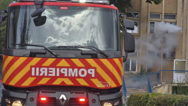 Depozit cuprins de flăcări în Măieruș: 700 de metri pătrați afectați de incendiu