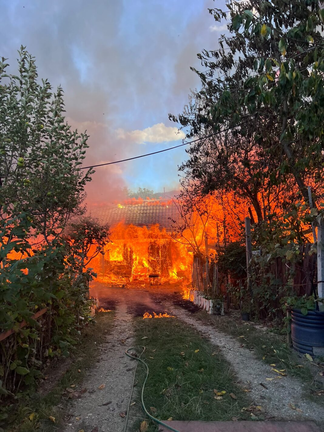 FOTO VIDEO Incendiu devastator la Râșnov: Un bărbat rănit și peste 30 de animale și păsări pierdute