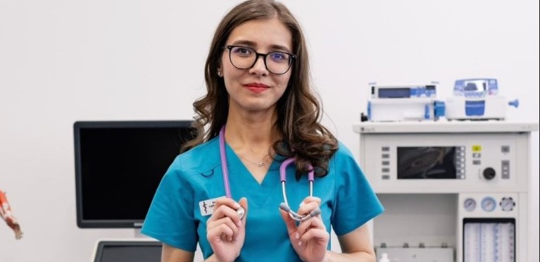 Georgiana Hudiță, tânăra care a devenit șefă de promoție la Medicina din Brașov: „Secretul este consecvența, nu nopțile albe”