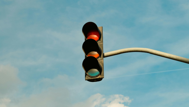 Implementarea unui nou sistem de semaforizare într-o intersecție cheie din Făgăraș. Lucrările debutează astăzi