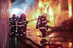 Incendiu la un depozit de lemne din Măieruş: Flăcările cuprind 700 de metri pătraţi