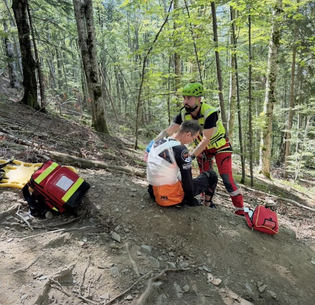 Incident de mountain-bike în Azuga: Biciclist grav rănit, transportat de elicopterul SMURD