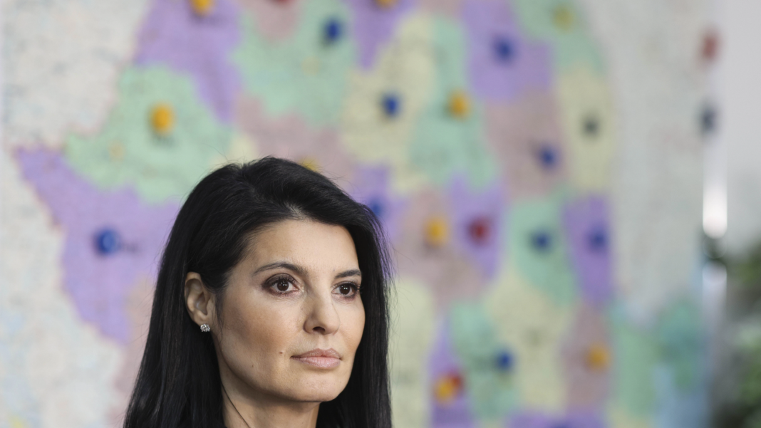 Lavinia Șandru lansează critici aspre la adresa administrației din Târgu Mureș: Elevi umiliți, statuia lui Eminescu neîngrijită și centrul cultural expus intemperiilor