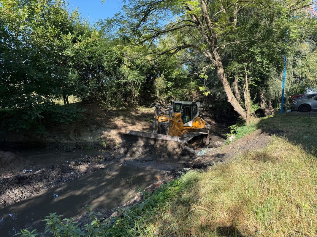 Lucrări de Decolmatare în Brașov: Canalul pentru Apele Pluviale din Zona Sălii Polivalente, Eliberat pentru Prevenirea Problemelor la Stadion