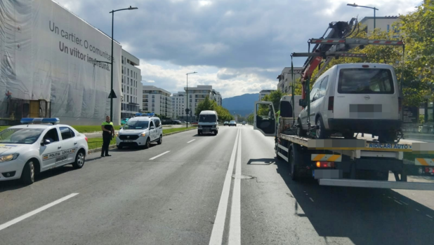 Mașinile parcate ilegal, ridicate în Brașov
