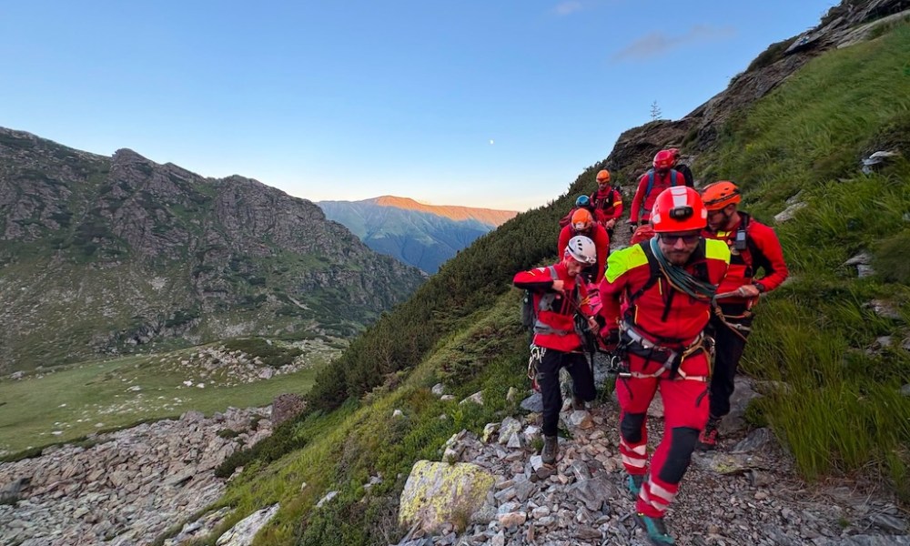 Munții Făgăraș: Șase turiști străini, blocați și epuizați pe traseu. Salvamont lansează un avertisment!