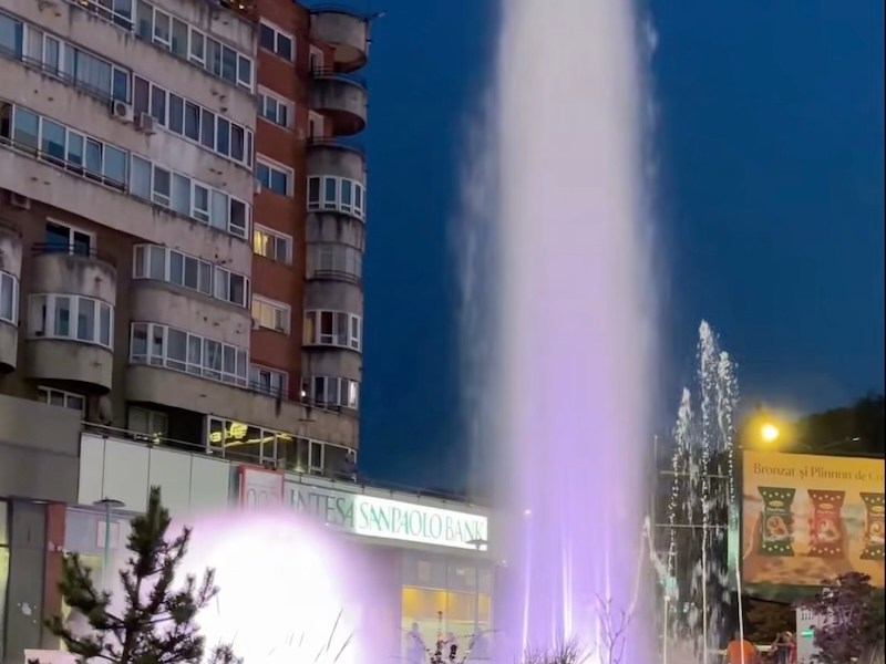 O fântână arteziană modernă revitalizează zona „3 Alimentare” din Brașov