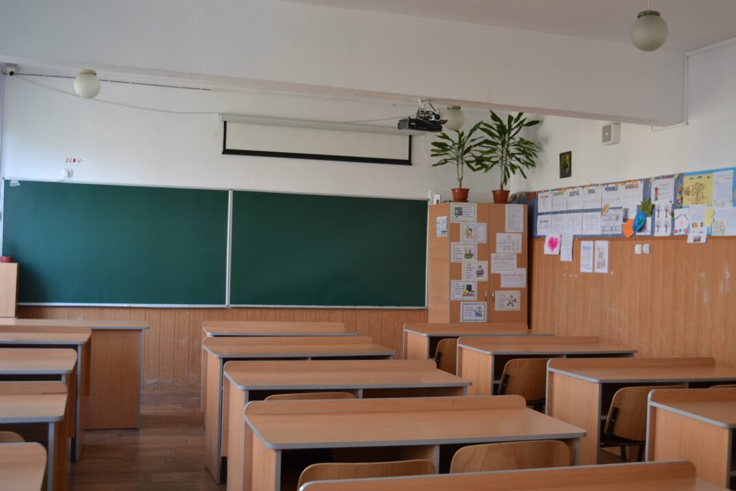 Profesorul de la Școala 25, implicat într-un caz de racolare de minori: Procurorii din Brașov investighează acuzațiile