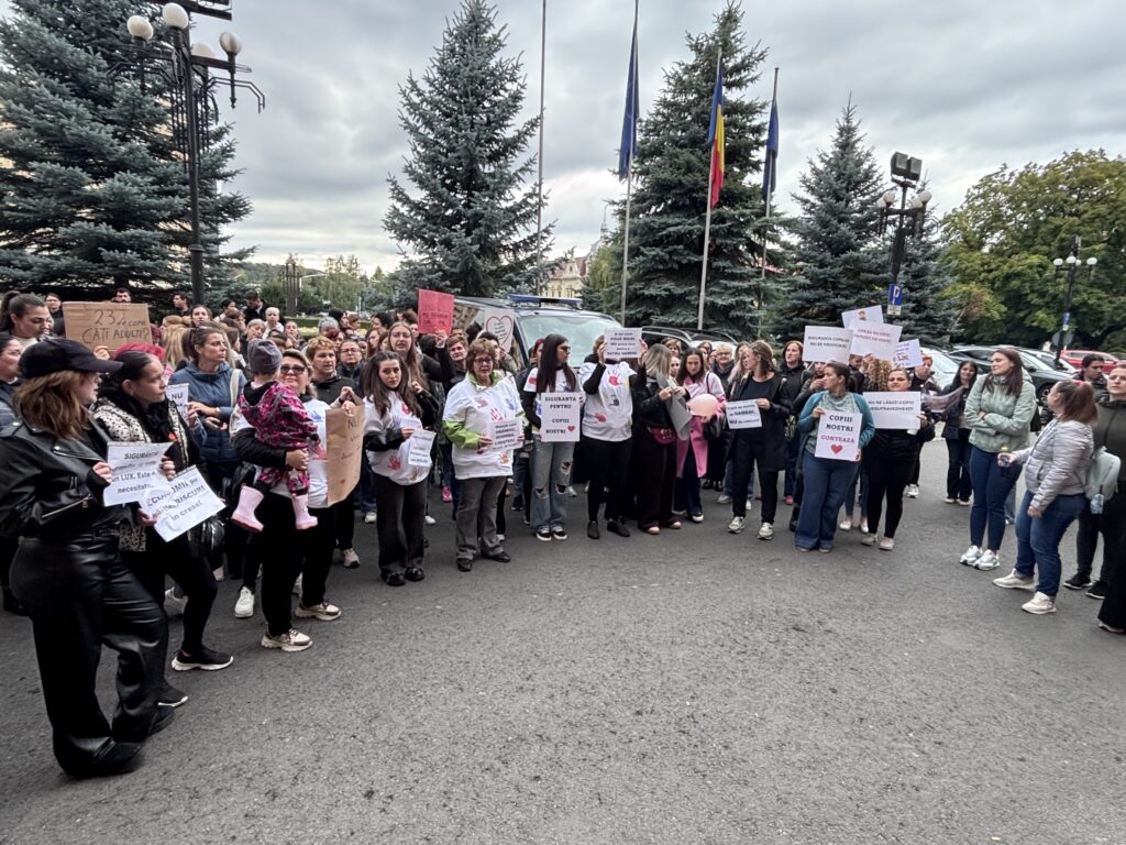 Protest la Brașov: Părinții cer mai multe îngrijitoare