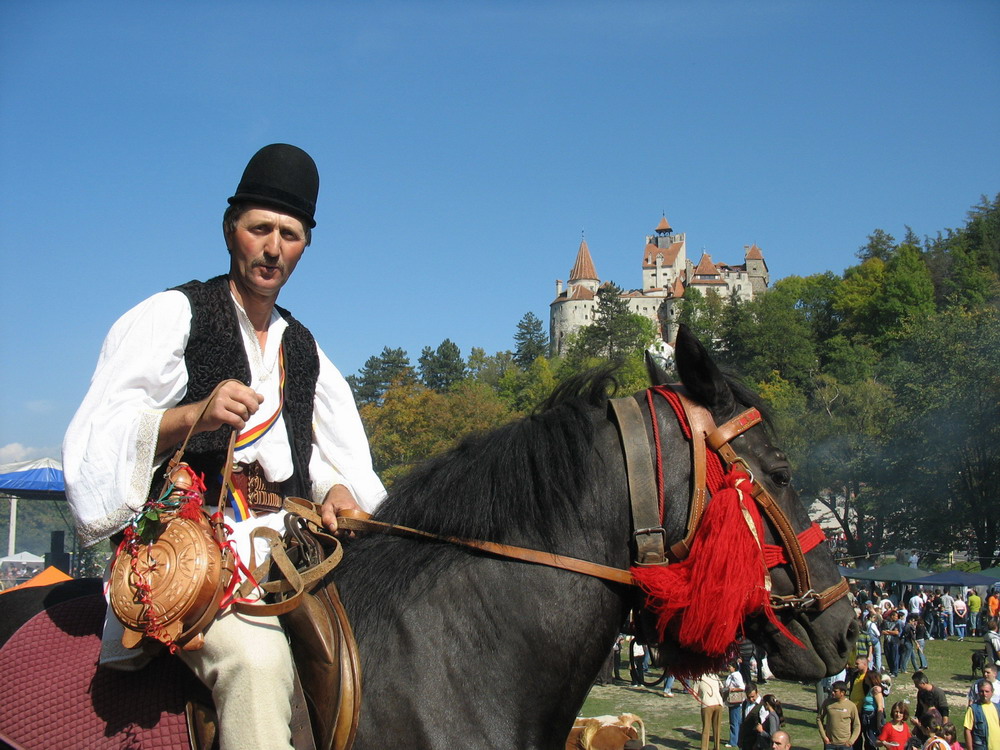 Răvășitul Oilor la Bran: Tradiție și Gastronomie