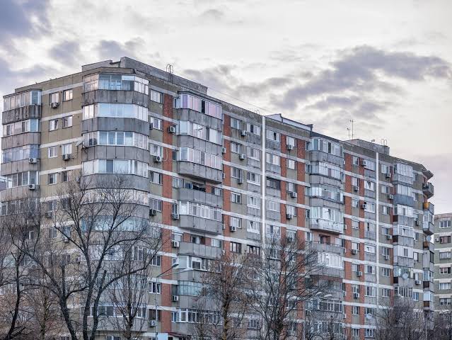 România: Paradoxul Locuințelor Supraaglomerate și Neocupate