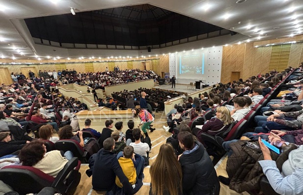 Studenții boboci de la Universitatea Transilvania, întâmpinați cu activități și petrecere alături de DJ Adrian Șaguna