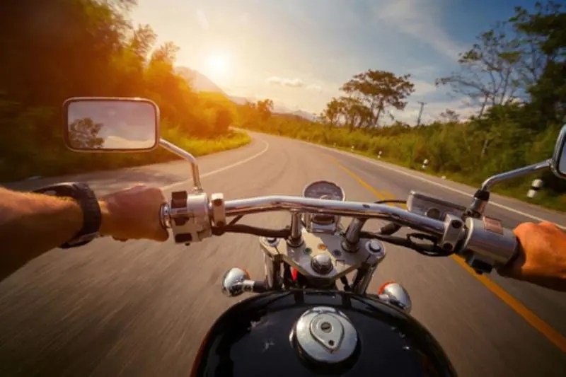 Tânăr de 20 de ani surprins pe DN1 fără permis și cu motocicleta neînmatriculată