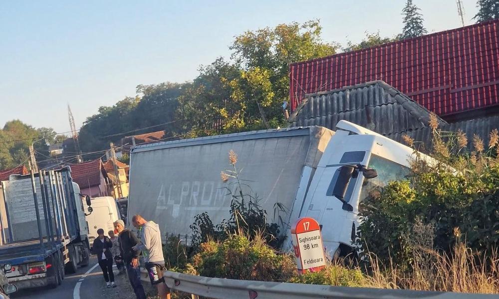 VIDEO/ Grinzi metalice căzute dintr-un camion, pe contrasens: accident la Feldioara și nereguli descoperite de autorități