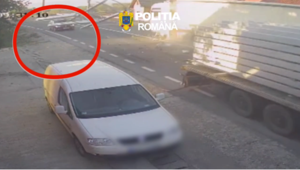 VIDEO. Incident periculos pe DN13! Grinzi metalice au lovit un camion din sens opus