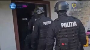 VIDEO: Percheziții în Brașov și Sibiu într-o investigație de abuz în serviciu, vizând lucrări de 930.000 de lei pentru o capelă