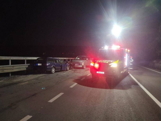 Accident Grav pe DN 13: Opt Răniți, Unul în Stare Critică