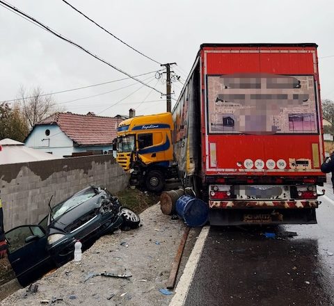 Accident Grav pe DN 13: Trei Persoane Încarcerate