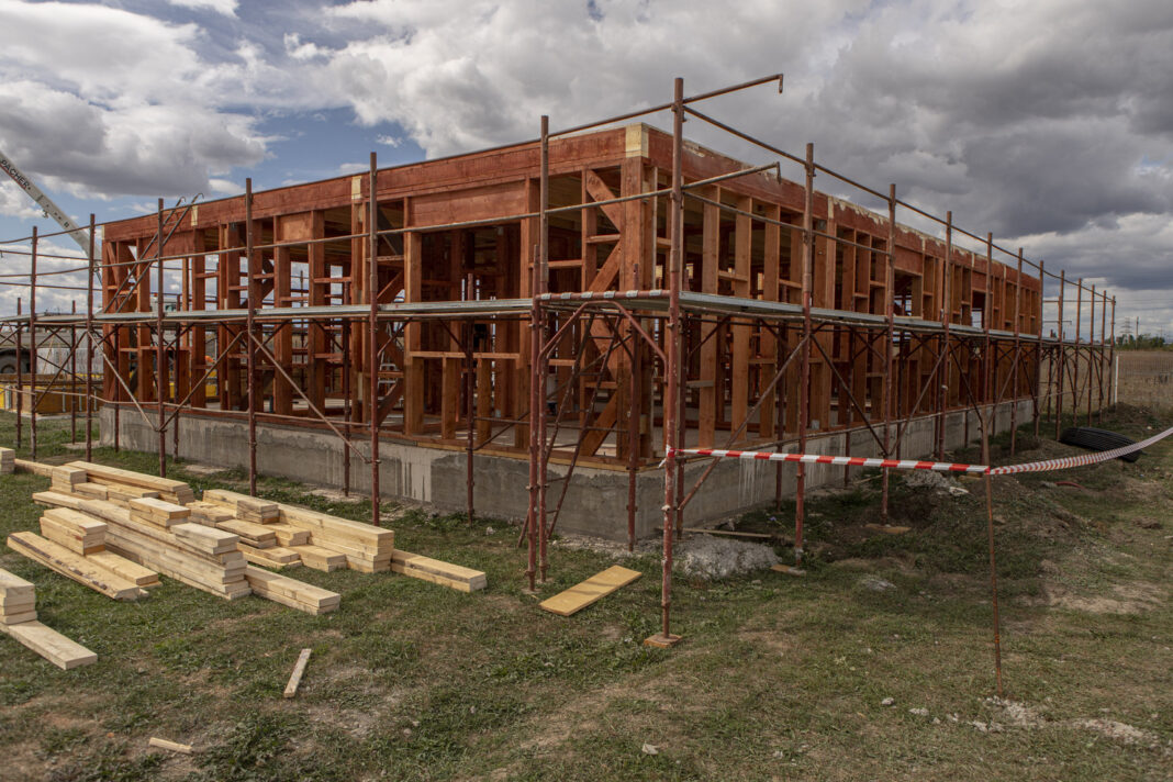 Auchan și Habitat construiesc 10 locuințe pentru nevoiași