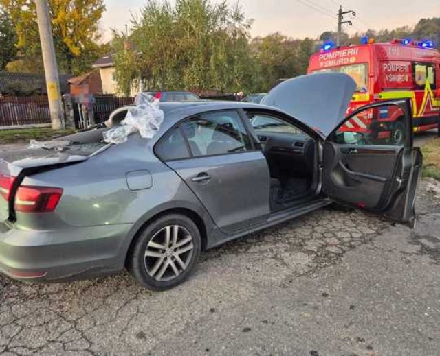 Container cu deșeuri cade pe mașină în Argeș