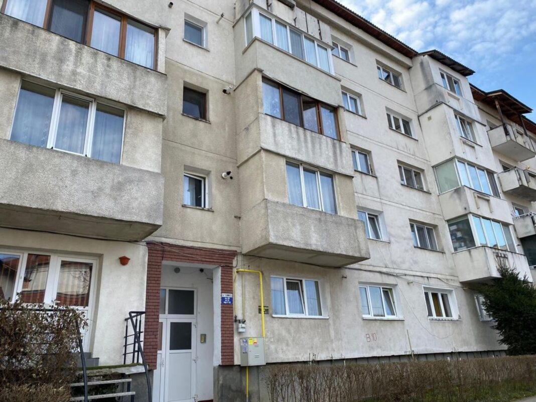 Impozitul pe Balcoane: Cine Este Afectat și Cine Nu