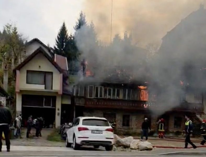 Incendiu Devastator în Bran: Femeie Grav Rănită