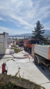 Incendiu la fermă din Dumbrăvița: hală cuprinsă de flăcări