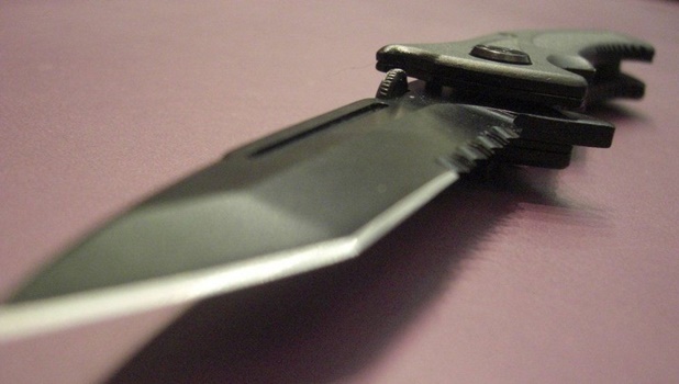 Incident Violent în Brașov: Soțul Atacă și Se Rănește