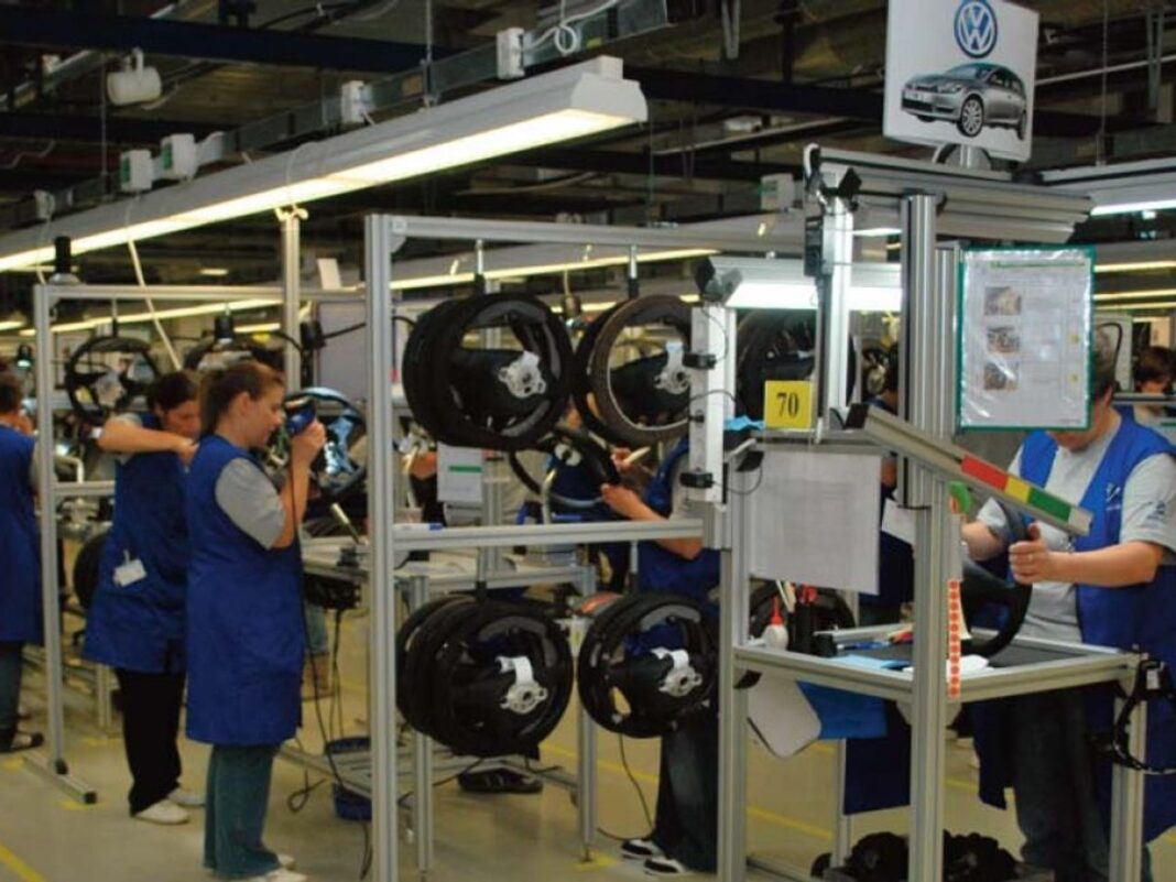 Industria Românească: Scădere Lunară, Creștere Anuală