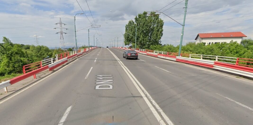 Lucrări nocturne la podul de pe strada Hărmanului