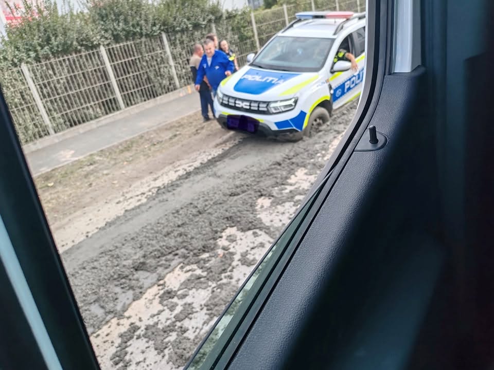 Mașină de Poliție blocată în beton proaspăt la Brașov