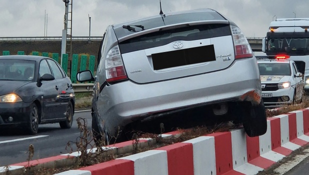 Mașină urcată pe separator de sens la Brașov