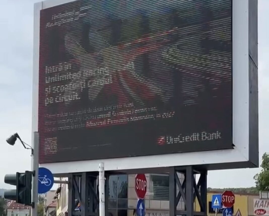 Panou Publicitar Periculos Ignorat de Autorități la Brașov