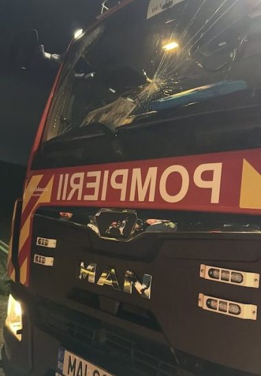 Pompier Atacat cu Cărămidă în Argeș
