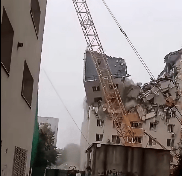 Prăbușire parțială la demolarea blocului din Rahova