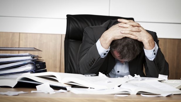 Scad înmatriculările, cresc insolvențele: Economia sub presiune