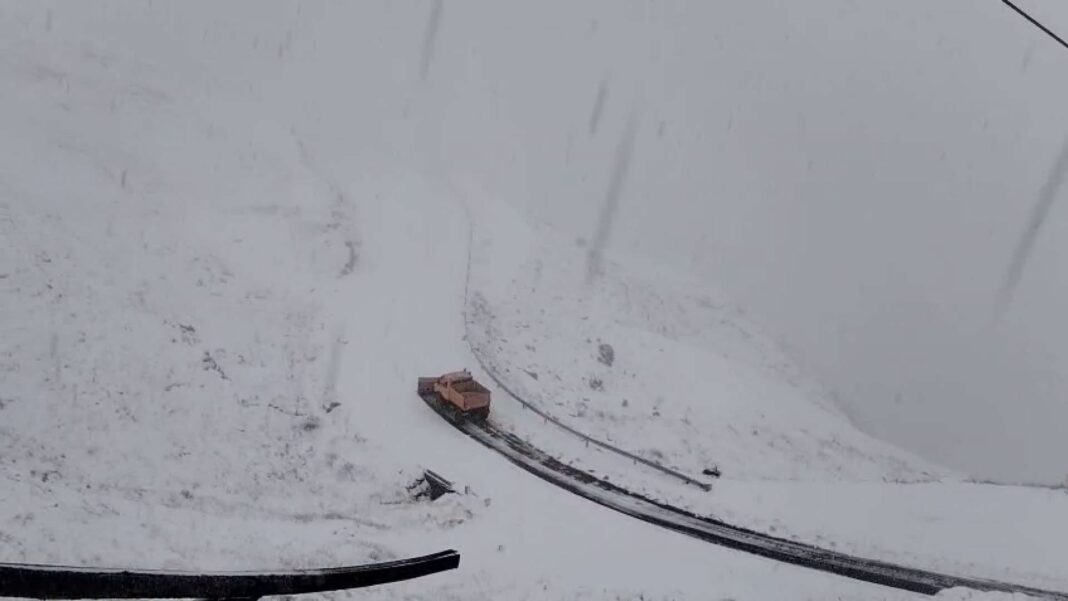 Transfăgărășan închis din cauza ninsorilor abundente